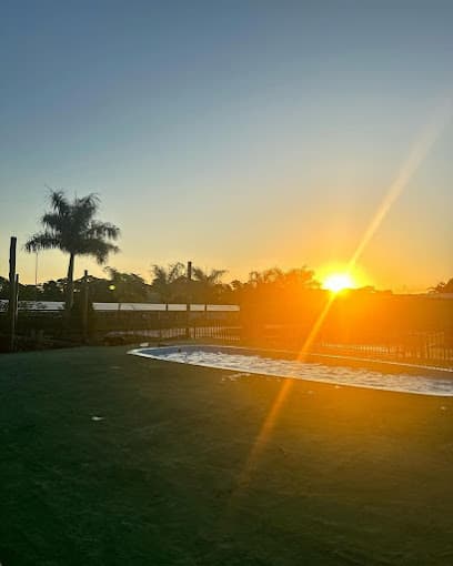 Piscina ao pôr do sol