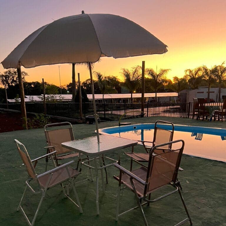 Piscina da Pousada Novo Horizonte ao pôr do sol